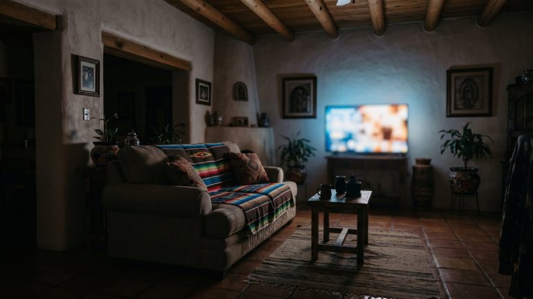 Sala de estar iluminada solo por la luz de una televisión encendida