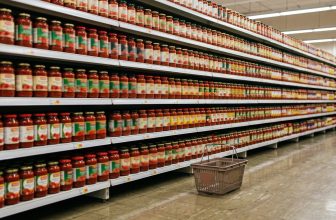 Pasillo de supermercado con filas de frascos de salsa casi idénticos