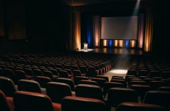 Auditorio vacío con un escenario iluminado antes de una ceremonia de premios