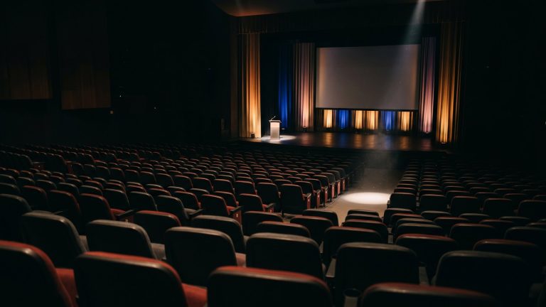 Auditorio vacío con un escenario iluminado antes de una ceremonia de premios