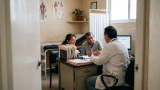 Médico internista: el guardián de la salud en adultos