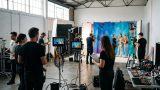 MAKE UP FOR EVER se asocia con Charli XCX para su nueva campaña AQUA XL